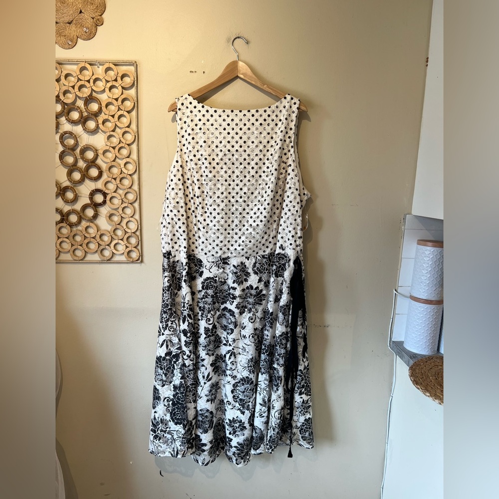 Danny/Nicole size 24w polyester flare cream dress..